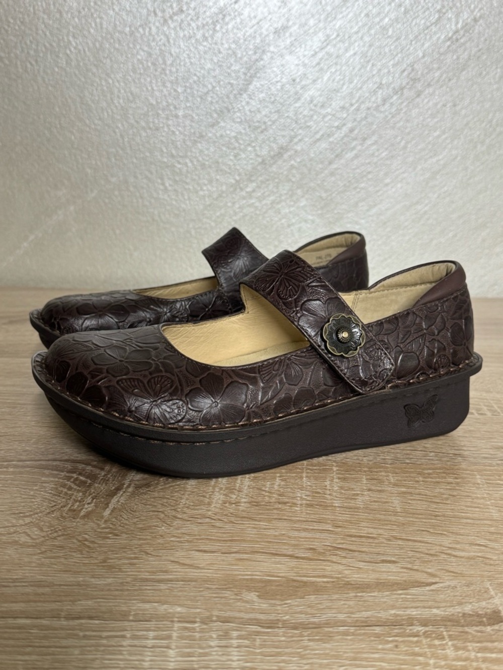 Alegria Paloma Mary Jane comfort shoes brown floral embossed leather clogs 7/7.5